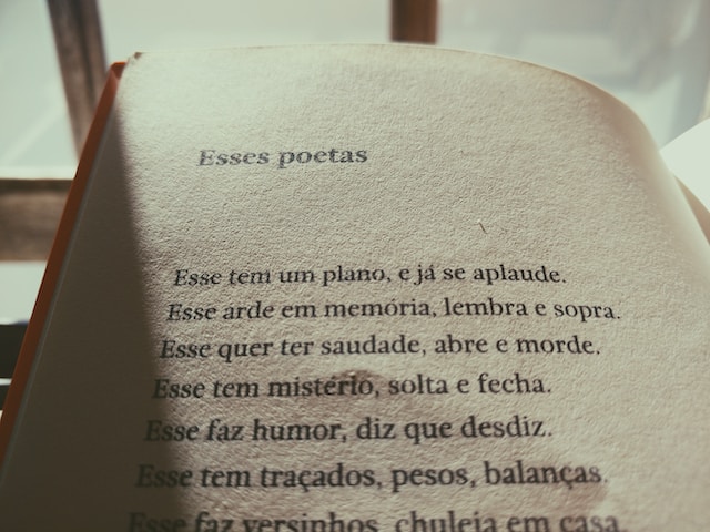 صورة لصفحة من كتاب "Ësses Poetas" مع شعر باللغة البرتغالية.
