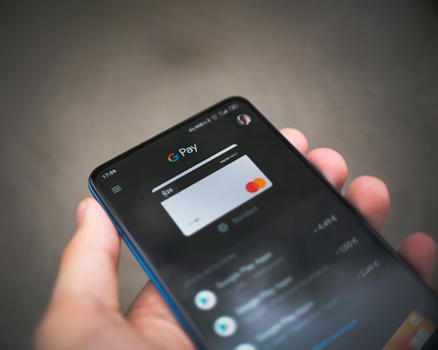 يقوم شخص ما بالدفع عبر الإنترنت من خلال Google Pay.