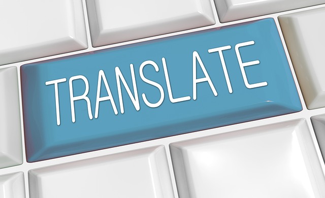 زر يحمل كلمة "TRANSLATE" مع العديد من المفاتيح البيضاء المحيطة به. 