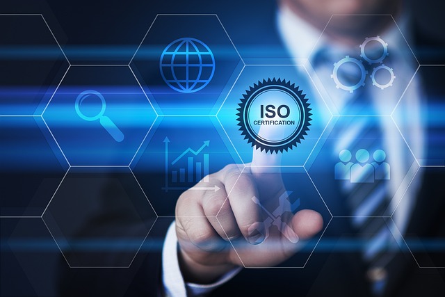 يشير أحدهم إلى ملصق شهادة ISO على الشاشة.
