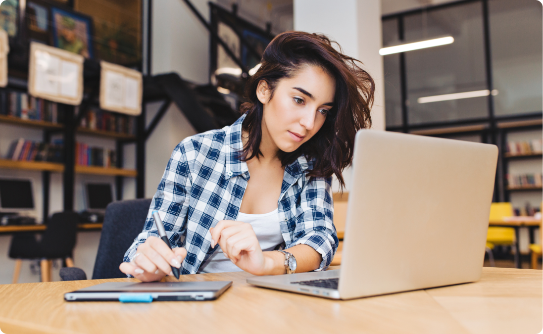 Alguém em um computador realizando uma tradução certificada para o idioma francês.