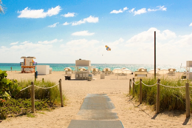 Uma praia de Miami em um dia ensolarado.