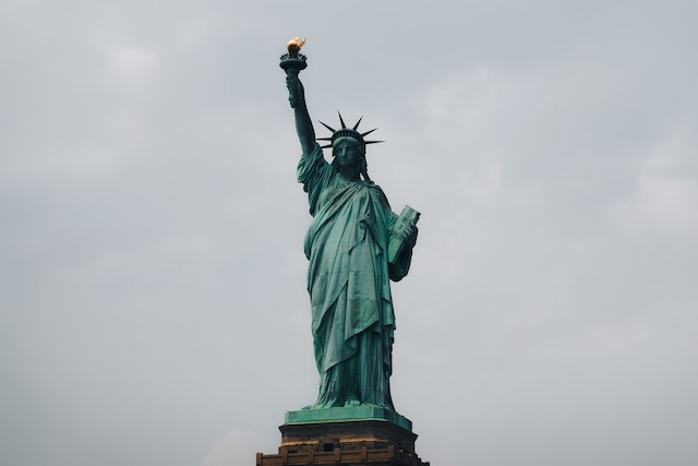 A Estátua da Liberdade em um céu nublado.