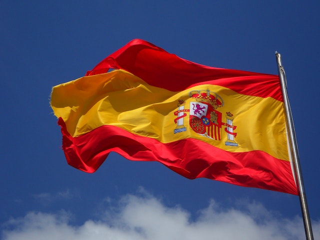 Uma bandeira espanhola tremulando em um mastro. 