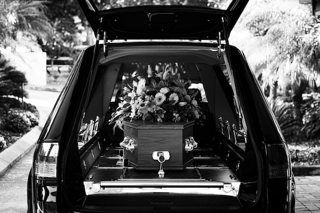 Um caixão na parte de trás de um carro funerário.