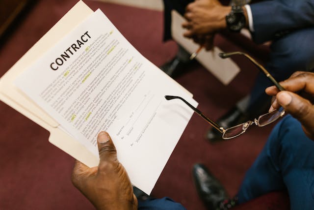 Foto em close-up de uma pessoa segurando um documento de tradução jurídica.
