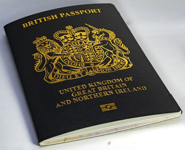 Uma imagem do passaporte britânico em uma superfície branca.