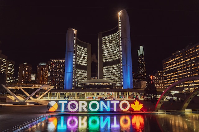 O horizonte de Toronto à noite.