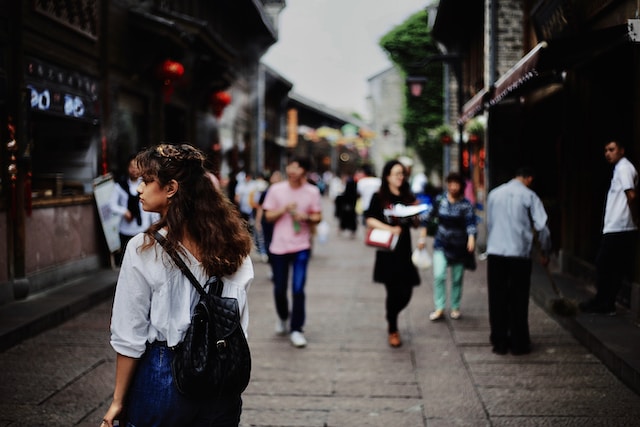 Uma imagem de pessoas caminhando em uma rua em um ambiente urbano.