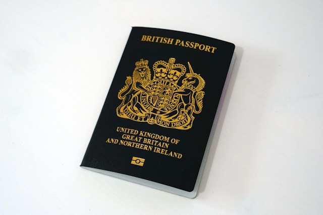 Um passaporte britânico está em uma mesa branca.
