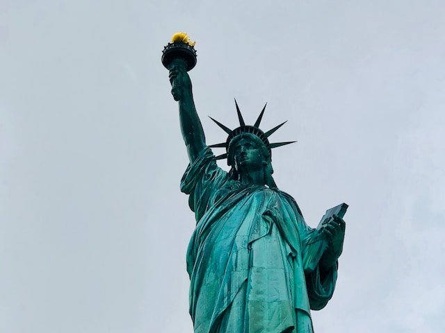 Uma foto da Estátua da Liberdade com um horizonte claro atrás.