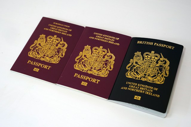 Três passaportes britânicos lado a lado em uma mesa.