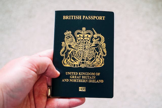 Uma pessoa que tenha um passaporte britânico.