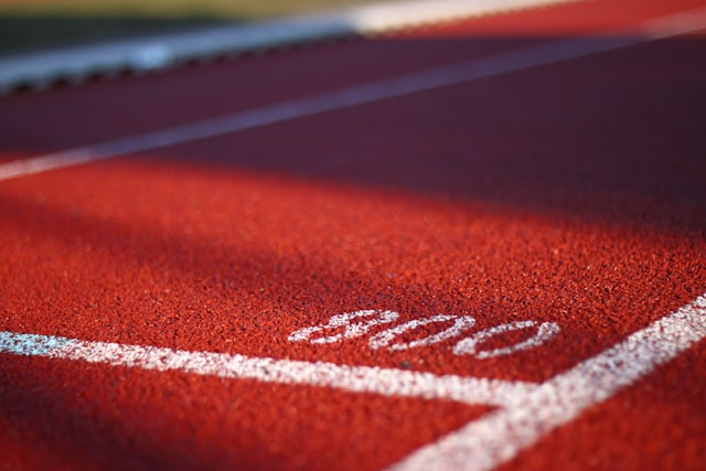 Uma visão de ângulo baixo de um campo de atletismo.