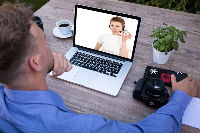 Duas pessoas em uma reunião virtual por vídeo.
