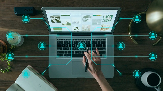 Ilustração de linhas conectando perfis com uma pessoa usando um laptop em segundo plano.