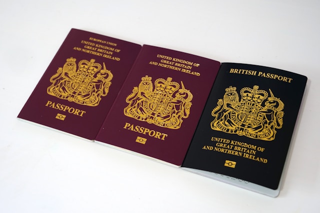 Três passaportes britânicos em uma mesa.
