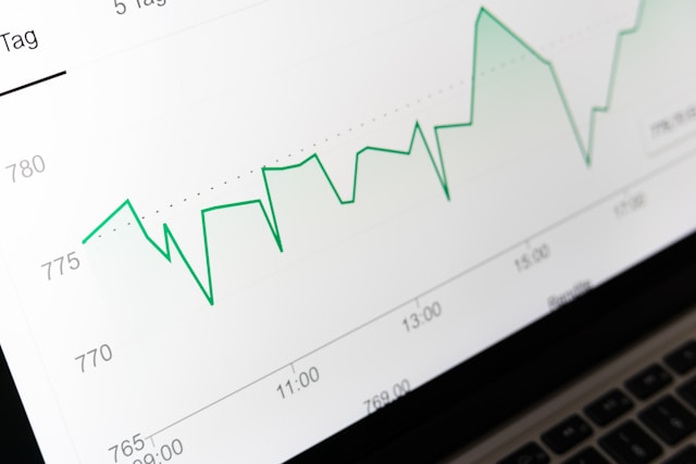 Uma imagem em close da tela de um laptop mostra um gráfico de receita parcial. 
