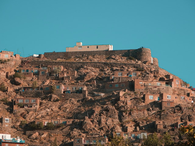 Uma colina com vários edifícios.
