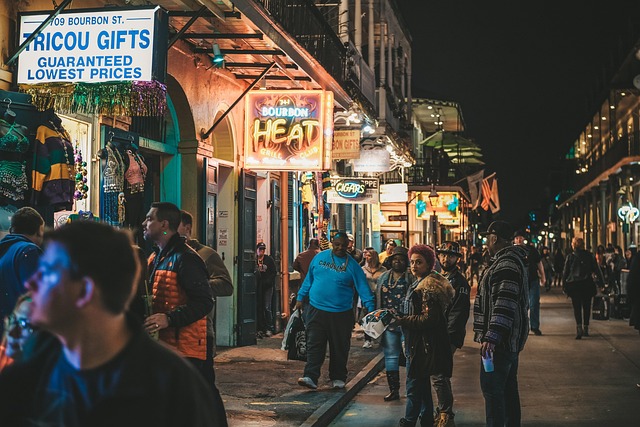 Uma rua movimentada do mercado à noite.
