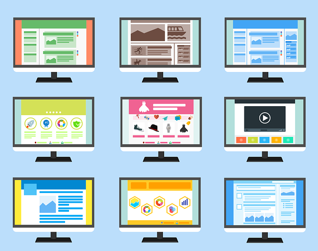  Uma ilustração de variações de páginas de sites em diferentes cores e formatos em telas de desktop.
