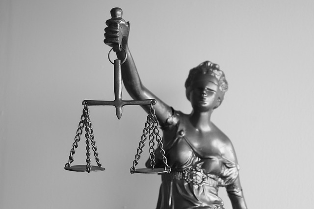 Uma estátua da Lady Justice segurando uma balança.
