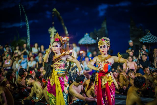 As pessoas exibem sua cultura em um festival.
