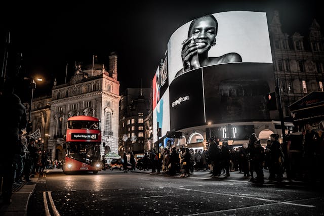 Uma grande placa de anúncio em um edifício em Londres.
