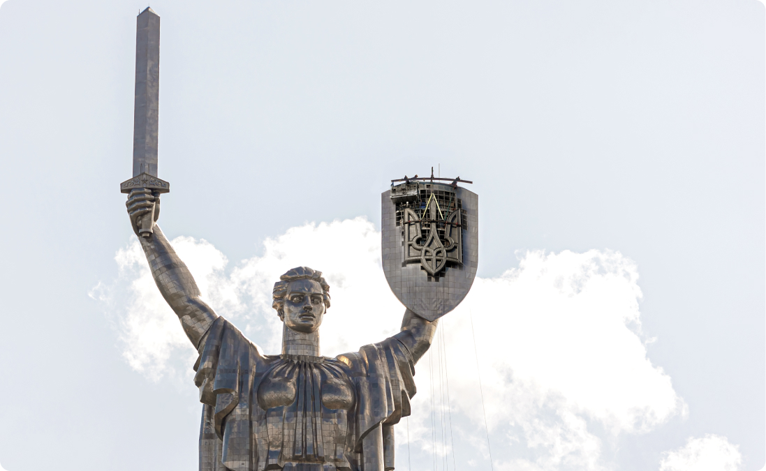 Drohnenaufnahme des Mutterland-Denkmals in Kiew, das die ukrainischen Übersetzungsdienste symbolisiert.