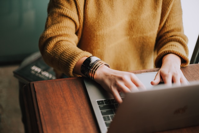 Eine Person benutzt ihren Laptop, um online nach Rapid Translate zu suchen.