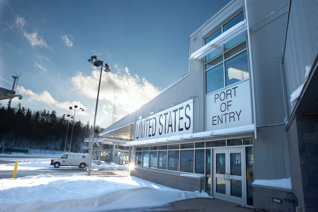 Außenansicht des United States Port of Entry Building im Winter.