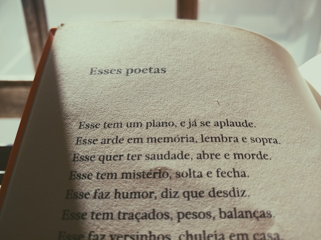 Ein Bild einer Seite aus dem Buch "Ësses Poetas" mit Gedichten in portugiesischer Sprache.
