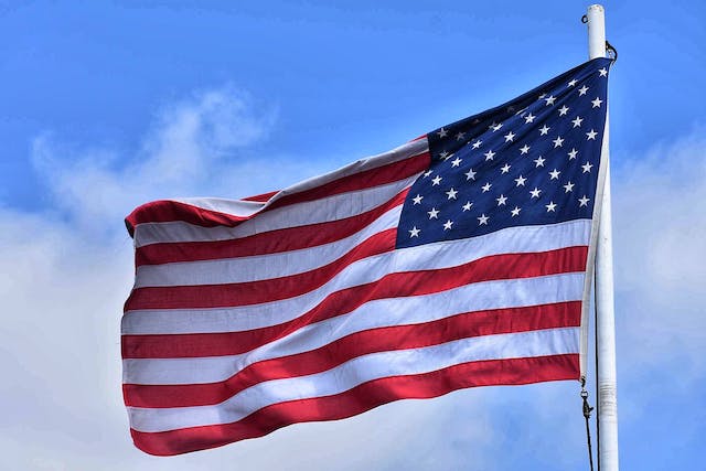 Die Flagge der USA weht an einem Mast.
