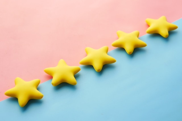 Eine Illustration von fünf gelben Sternen, die Bewertungen darstellen.