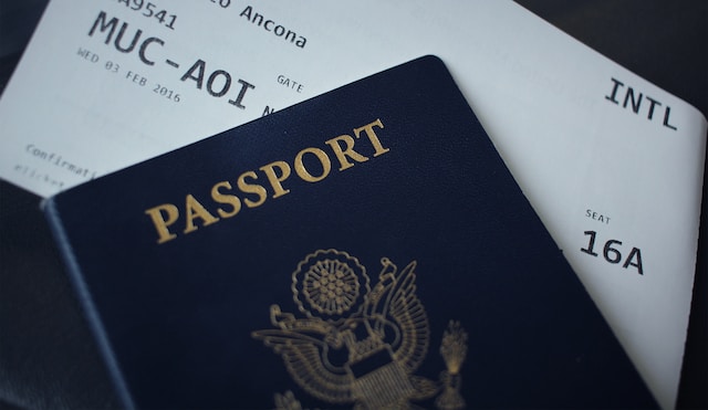 Ein Bild eines Passheftes auf weißem Papier.