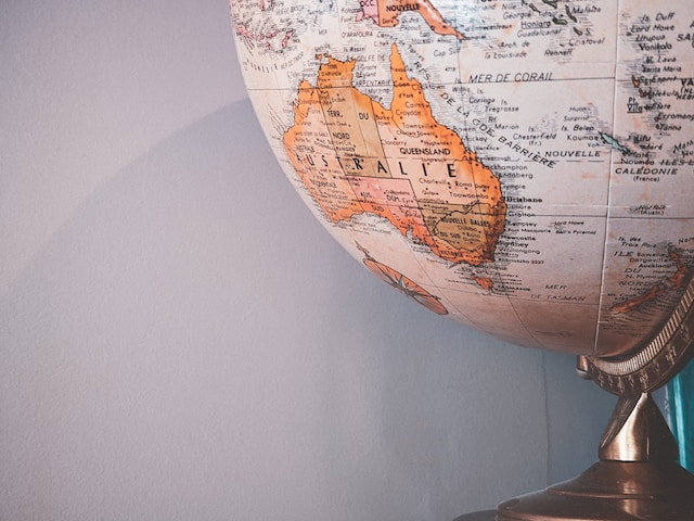 Ein Foto eines Schreibtischglobus, der den australischen Kontinent zeigt.
