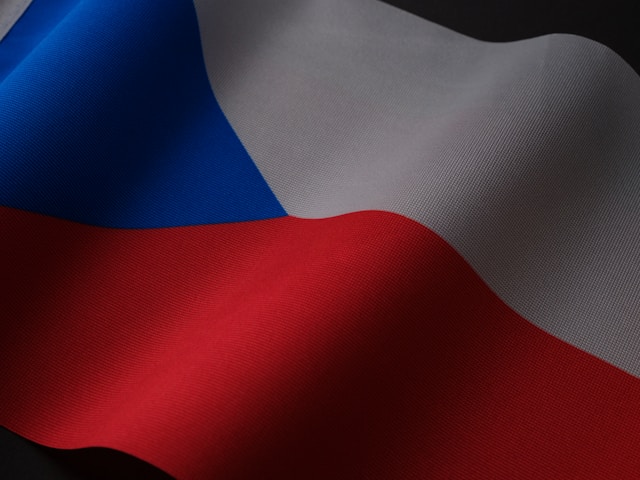 Eine Nahaufnahme der Flagge der Tschechischen Republik.