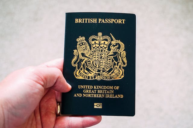 Eine Person, die einen britischen Reisepass besitzt.