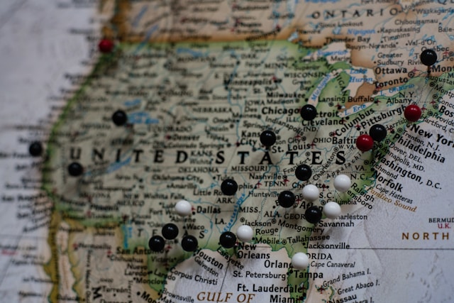 Eine Nahaufnahme von Stecknadeln auf der Karte der Vereinigten Staaten.