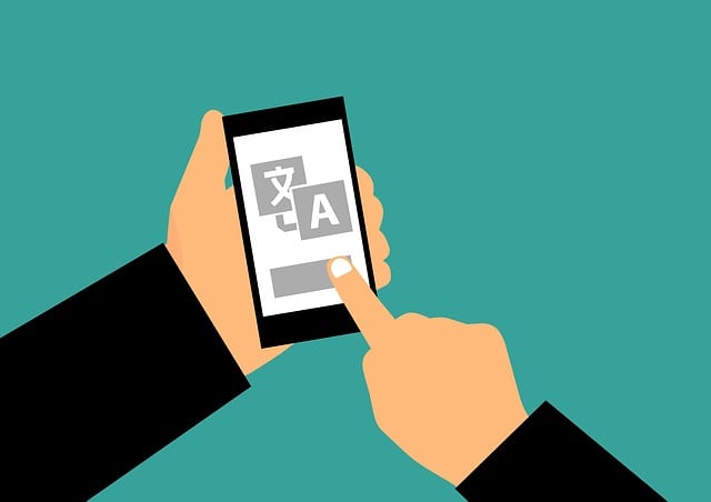 Eine illustrierte Hand tippt auf das Logo eines Übersetzungsprogramms auf einem Smartphone.
