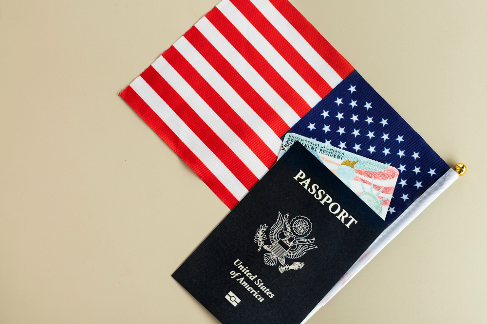Die Flagge der Vereinigten Staaten von Amerika, die grüne Versicherungskarte und das Reisepassbuch auf einer weißen Fläche