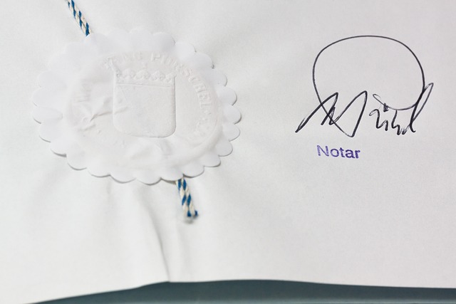 Stempel und Unterschrift eines Notars am unteren Rand eines Dokuments.
