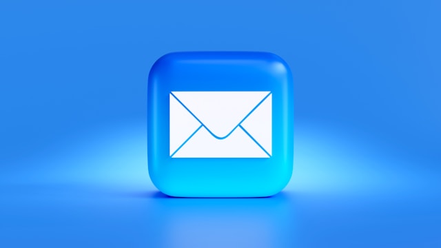 Ein weißer Umschlag auf blauem Hintergrund. 
