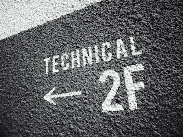 Eine dunkle Wand mit der Aufschrift "TECHNICAL 2F" in weißer Farbe.