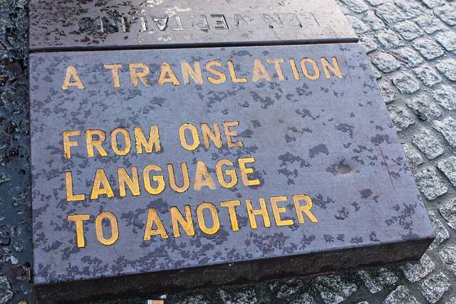 Eine Steintafel mit der Aufschrift "A TRANSLATION FROM ONE LANGUAGE TO ANTHER".

