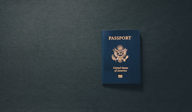 Ein US-Pass auf einer Oberfläche mit dunklem Thema. 

