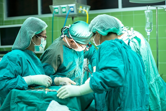 Chirurgen in OP-Kitteln umgeben einen Operationstisch.
