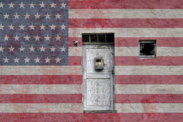 Eine Wand mit einer Tür und einem Fenster, die mit der Farbe und dem Muster der US-Flagge bemalt sind.
