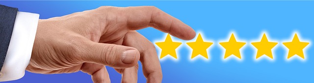 Eine Person berührt ein Fünf-Sterne-Bewertungsfeld mit einem Finger.