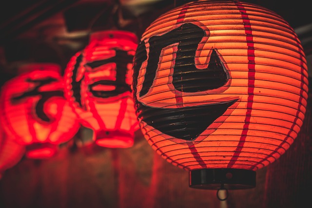 Japanische Schriftzeichen auf roten runden Lampen.

